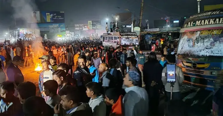 টায়ার জ্বালিয়ে শিক্ষার্থীদের বিক্ষোভ